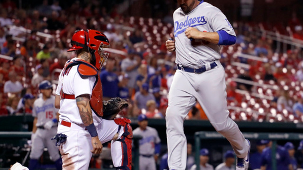 Utley, Forsythe lead rally as Dodgers move into first place (May 30, 2017)